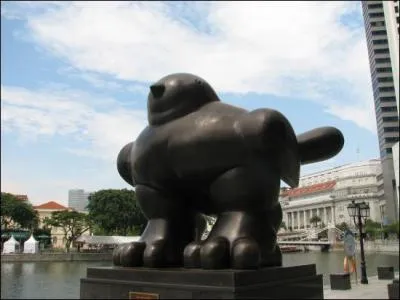 Voici un oiseau qui représente la joie de vivre et le pouvoir de l'optimisme. Son auteur est un sculpteur bien connu pour ses personnages aux formes rondes et voluptueuses.