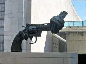 Œuvre de Reuterswärd, cette sculpture a été offerte par le gouvernement du Luxembourg au siège de l'ONU à New York. 
L'artiste fut bouleversé par l'assassinat, en 1980, du chanteur britannique ... . En hommage à son ami et à son engagement pacifiste, il réalisa un revolver dont le canon est noué. Cette sculpture se veut un symbole de non-violence.