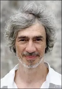 Je vous présente Mr ____.
C'est un guitariste hors pair ! Il est juré dans l'émission "The Voice Kids". C'est :