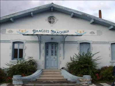 En 1220, un apothicaire meusien a l'idée d'enrober des amandes d'une couche de sucre et de miel et de les faire durcir pour faciliter leur transport. La dragée est née ! En 2016, elle est toujours la spécialité gastronomique de cette ville lorraine qui est...