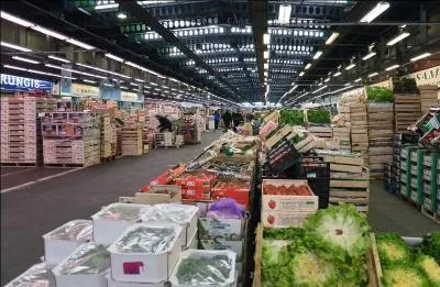 Quelle ville du Val-de-Marne est connue pour son marché, le plus grand marché de produits frais au monde ?