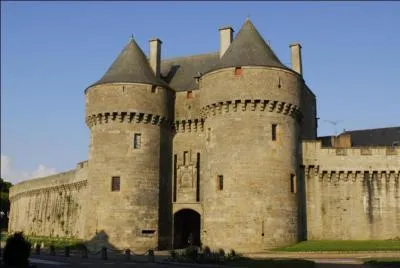 Cette ville de Loire-Atlantique a gardé l'intégralité de sa ceinture de remparts. Où pouvez-vous à la fois, visiter le musée retraçant l'histoire de la ville et vous promener dans les marais salants ?