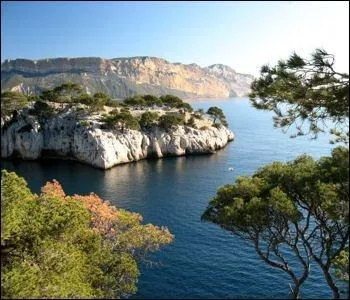Port, falaises, calanques ! Où irez-vous pour visiter, de préférence par la mer, cette partie de la côte méditerranéenne, dans les Bouches-du-Rhône ?