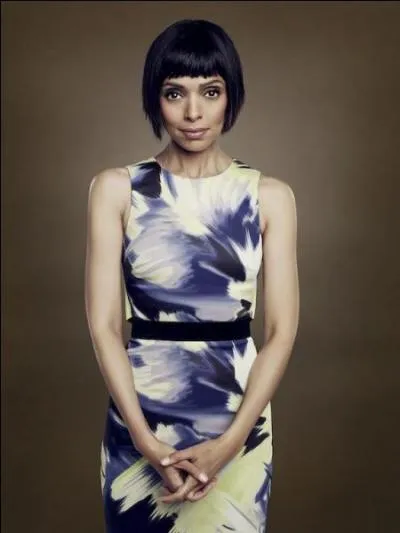 Camille est sortie avec un...