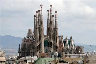 Dans quel pays irons-nous visiter la cathédrale Sagrada Família ?