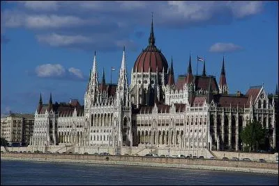 Dans quel pays se trouve ce magnifique bâtiment, construit au bord du Danube, qui s'appelle le parlement ?