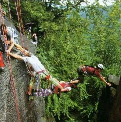 Serait-ce ce qu'on appelle un "pont humain" ?