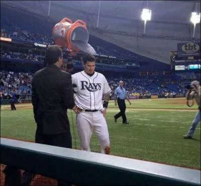 C'est inéluctable, ce sportif va se retrouver couvert de... (complétez ! )