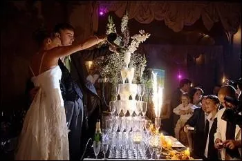 Quand nous aurons fini, nous pourrons ouvrir le ___ et boire comme font ces jeunes mariés. 
Que boivent-ils ?