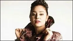 Avec qui Maria sort-elle pendant un petit moment ?