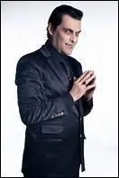 Avec qui Dracula sort-il pendant un petit moment ?