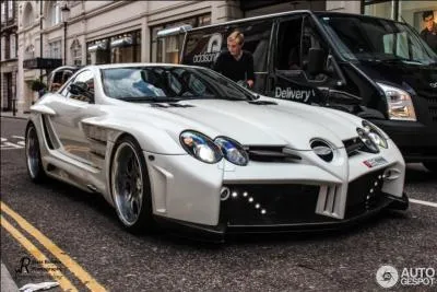 Pour quelle écurie Bruce McLaren a-t-il couru avant de créer sa propre écurie ?