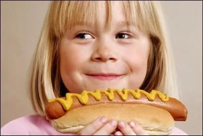 Quelle est contente, la jolie petite fille, de manger ses 12 hot-dogs par mois ! Et en ce faisant, elle augmente...