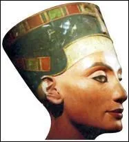 Sa légendaire beauté est parvenue jusqu'à nous. Elle vécut en 1350 avant J.-C. en Égypte. C'est la grande épouse royale d'Akhenaton.