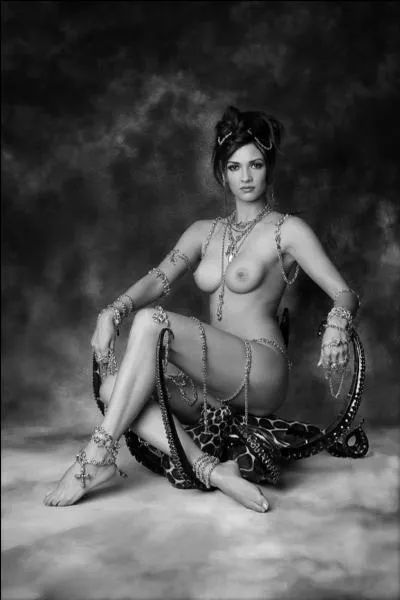 "La destinée de la femme et sa seule gloire sont de faire battre le coeur des hommes".