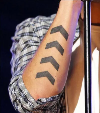 Quel membre a un tatouage fléché ?