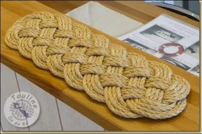 Celui-ci s'utilisait pour tresser les paillassons sur les navires (le plus gros &eacute;tait dispos&eacute; &agrave; la porte du capitaine), que l'on appelait ainsi ----- (Compl&eacute;tez ! )