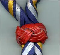 Utile entre autres pour les n�uds de foulards, il ressemble au pr&eacute;c&eacute;dent lorsqu'il est tr&egrave;s serr&eacute; : il porte le nom d'une t&ecirc;te, mais laquelle ?