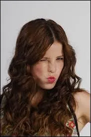 Dans la saison 1, quel était le look de Camila ?