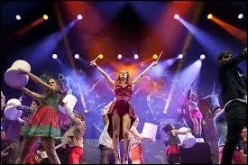 Violetta en concert est-elle accompagnée ou seule ?