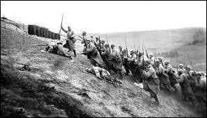 Il s'agit d'une attaque allemande de la France sur le front de l'Est ; c'est le symbole de la guerre totale : guerre de tranchées, guerre industrielle, mobilisation de l'arrière et de très lourdes pertes. De quoi s'agit-il ?