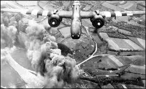 Quelle est cette guerre d'anéantissement ? Elle se déroule sur tous les continents et son bilan humain est très lourd : 50 millions de victimes, génocide des Juifs et Tziganes. Sa fin est marquée par la capitulation de l'Allemagne le 8 mai ... en Europe et par la capitulation du Japon après l'explosion des bombes atomiques sur Hiroshima et Nagasaki en août.