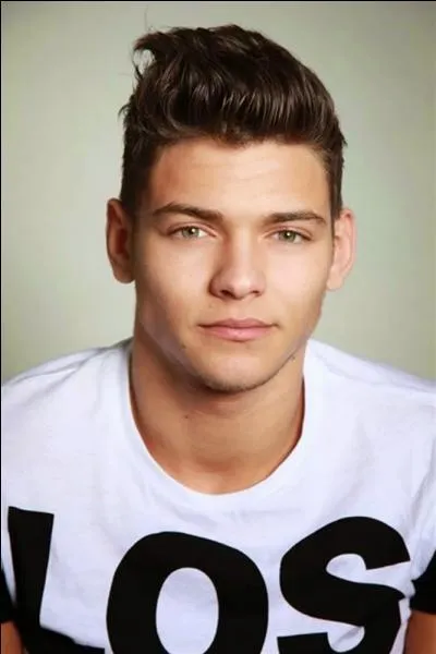 A quel âge commence-t-il sa carrière ?