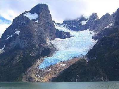 Situé dans le pays voisin du précédent, voici le glacier Balmaceda, du nom d'un ancien président de ce pays. De quel pays s'agit-il ?