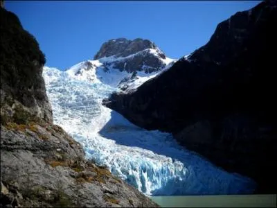 Comment se nomme cet autre glacier, situé à proximité immédiate du précédent et que vous pourrez admirer au cours de la même mémorable croisière ?