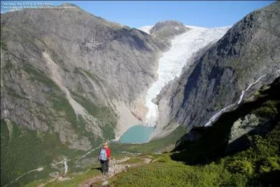 Cette lande glaciaire et son lac s'atteignent au terme d'une superbe promenade. Ils font partie d'un glacier nettement plus vaste appelé, en langue locale, Briksdalsbreen. Dans quel pays sommes-nous ?