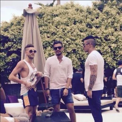 Qui sont les trois personnes sur la photo ?