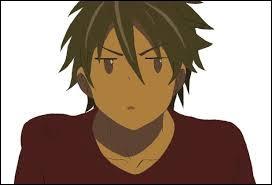 Ce mec est chanceux, entouré de plein de jolie filles ! Comment s'appelle-t-il ?