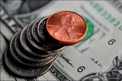 Quel pourcentage approximatif des revenus annuel doit-il être versé sous forme d'aumône obligatoire (Zakat al-Maal) chaque année ?