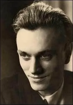 Dès l'âge de 10 ans, il commença des études de piano qu'il fut contraint d'interrompre à 16 ans. Quelle en est la raison ?