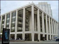 Il fut invité à diriger le "New York Philharmonic" où il resta 10 ans. Avant lui, Pierre Boulez et Zubin Mehta l'avaient précédé. Quelle est la nationalité de ce dernier ?