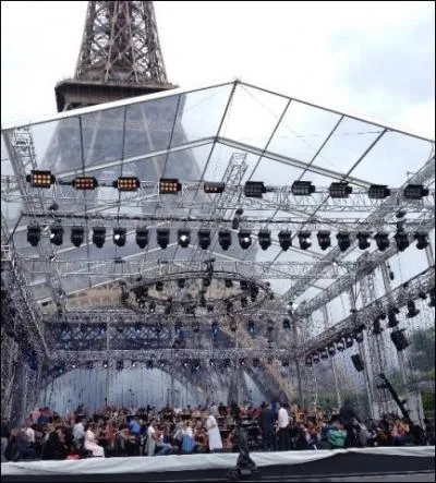 Il poursuit sa carrière à Paris, à l'Orchestre National de France. Lors d'un concert, en 2012, survient un événement inhabituel, lequel ?