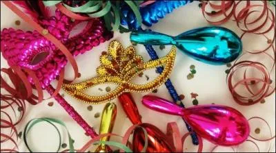 Elle tombe en février ou en mars, aussi appelée Mardi Gras, c'est le bon jour pour se déguiser. Quel est le nom de cette fête ?