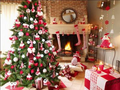 Elle tombe en décembre, un gros monsieur habillé en rouge vient déposer des cadeaux sous le sapin. Quelle fête est-ce ?
