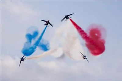 Elle tombe en juillet, un grand défilé a lieu sur l'avenue des Champs-Elysées à Paris. Quelle est cette fête ?