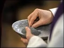 Cendres : Le mercredi des Cendres marque le début du Carême. Sur quelle partie du corps des fidèles le prêtre trace-t-il une croix de cendre ?