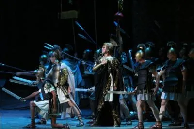 Surnommé "le riche", général et politicien romain, il arrêtera net la révolte des esclaves de Spartacus. Plus tard, il mourra d'une façon atroce contre les Parthes qui lui feront couler de l'or en fusion dans la bouche : qui est-il ?