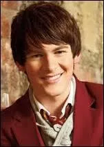 Comment s'appelle le beau garçon, que Joy et Nina aiment ?