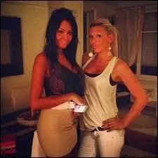 Qui sont les deux filles sur la photo ?