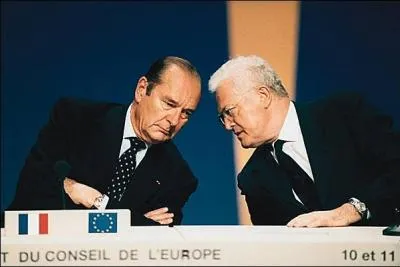 Qui, grâce aux guignols de l'info, a eu une réputation de mangeur de pommes lors de sa campagne électorale de 1995 ?