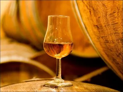 Quel nom porte un sucre trempé dans un fond de verre de calvados, eau-de-vie normande à base de pommes ?