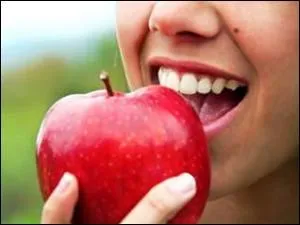 Complète ce vieux dicton anglais : Une pomme chaque matin éloigne le .