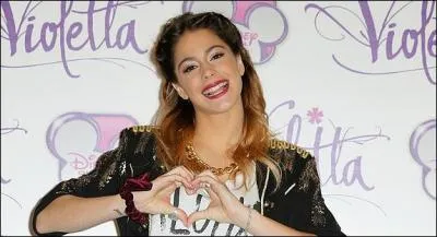 Dans la saison 1, de qui Violetta est-elle amoureuse en premier ?