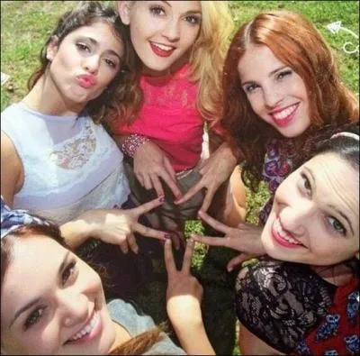 Dans la saison 2, pourquoi Violetta n'arrive-t-elle pas à temps pour l'anniversaire de sa meilleur amie ?