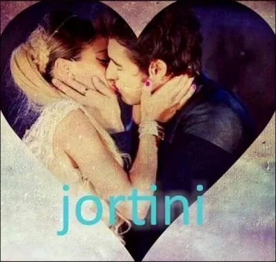 Dans la fin de la saison 3, avec qui León est-il en couple ?