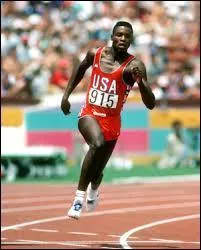 Carl Lewis a mis un terme à sa carrière en 1996 mais, en 2015, il détient encore le record du monde en salle du saut en longueur.